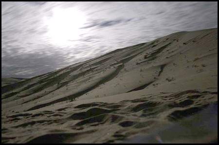 Luna llena sobre las nubes y las arenas del desierto. Foto: HÃ©ctor BarrÃ³n