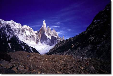 Grupo del Cerro Torre, en Patagonia. Debajo del Torre, el Cerro Mocho.