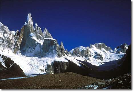 El grupo del Cerro Torre. Se nota el Cerro Mocho debajo del Torre.