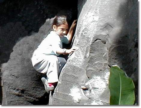 Claudia Maldonado, escalando en las paredes de Ciudad Universitaria en el 2002