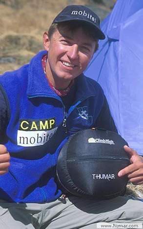 Tomaz Humar, en el campamento base del Dhaulagiri, 1999