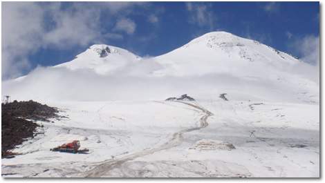 Ruta de ascenso al Elbrus. Se ve el tractor que ayuda a algunos a llegar casi a la cima.
