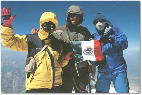 En la cumbre, con la bandera mexicana