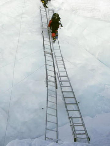 Miedo vertical: en la cascada de hielo del Khumbu. Foto: Alejandro Aguilar