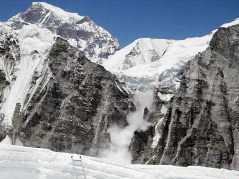 Avalancha en la cascada del Khumbu. Foto: Alex Aguilar