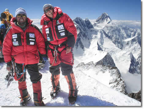 Mauricio LÃ³pez y BadÃ­a Bonilla en la cima del Gasherbrum II, 2006