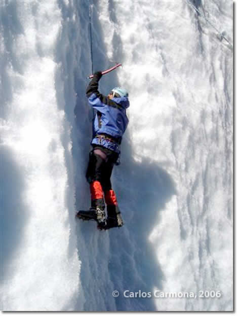Carlos Carmona escalando en hielo