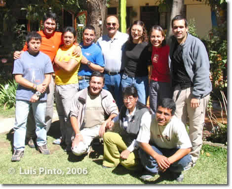 Los miembros del GUAM y dueÃ±os del hostal Colonia en Huaraz, PerÃº