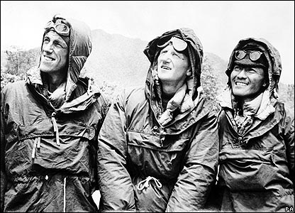 Edmund Hillary, John Hunt y Tenzong Norgay simulan ante la prensa estar en el Everest