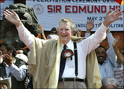 Sir Edmund Hillary, en el cincuentenario del primer ascenso al Everest, 2003, en Nepal