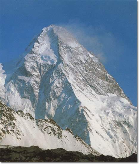 El K2. Se pueden ver las caras norte y oeste. en medio, la arista noroeste.