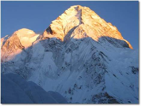 El K2, visto desde el noroeste. A la derecha, la ruta que los rusos subieran el 21 de agosto (cara oeste)