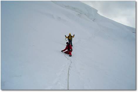 Mario y Laura descendiendo en la pala de la cara  noroccidental del Mont Blanc du Tacul