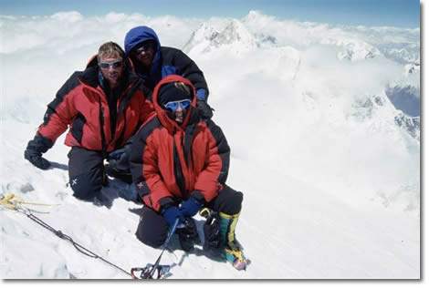 En la cumbre del Gasherbrum II, 2003