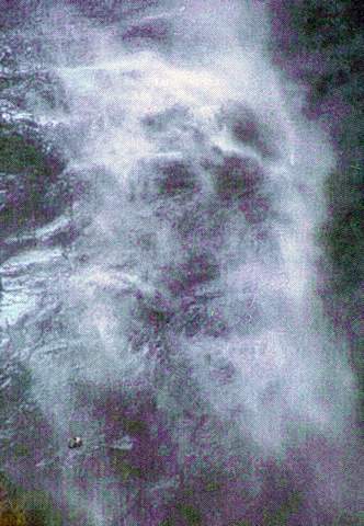 Apenas visible, abajo a la izquierda, VÃ­ctor RodrÃ­guez desciende a rapel en medio de la cascada de Piedra volada
