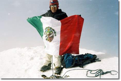 en la cumbre del Chopicalqui, Cordillera Blanca, PerÃº