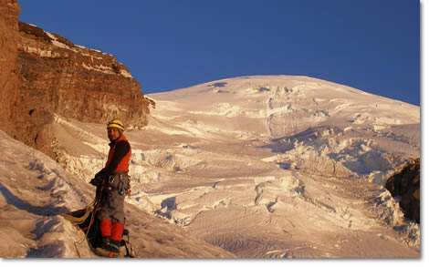 Adrian FarfÃ¡n cruzando el glaciar que lleva a la cumbre