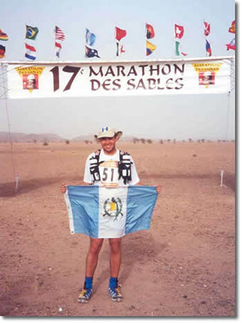 Juan Carlos Sagastume al finalizar su recorrido en el desierto, 2002