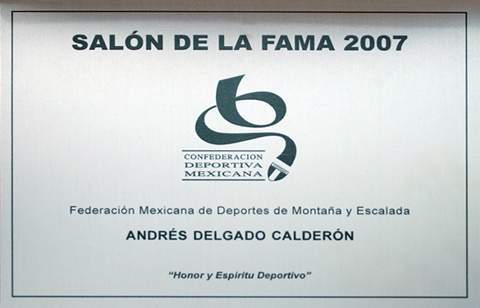 Placa de AndrÃ©s Delgado como parte del SalÃ³n de la Fama 2007