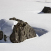 Dos solitarias rocas en la inmensidad de nieve. En invierno, el blanco y el negro dominan por mucho. Foto: Everardo Barojas