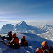 En la cima del Everest, con el Makalu al fondo. A lo lejos se ve el macizo del Kangchenjunga. Foto: Warner Rojas.