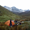 Primer campamento. Atrás el Angoraju (5150 m.) una montaña desconocida de la cordillera Blanca.
Foto: Sergio Ramírez Carrascal
