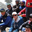 David durante la ceremonia de la Puja, rodeado de sherpas.  Foto: David Liaño