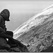 Un montañista fuera del refugio El Queretano, por la vía directa. Al fondo, la pendiente del Popocatépetl y el glaciar donde se practicaba escalada en hielo. Foto: Tellytomtelly, tomada en 1975