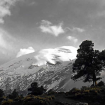 El Popocatépetl visto desde Tlamacas en 1975. Se nota el glaciar y una cueva de hielo que se fue formando poco a poco.