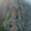 Es una modificación en base a los escaladores. Las líneas son: roja, nuestro ascenso; amarilla, mi caída (se puede ver la desviación hacia la izquierda después de haber impactado contra la repisa); azul, el ascenso de los escaladores de rescate; verde, la línea de descenso.
