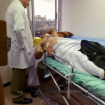 Con el médico, en un hospital de la Ciudad de México. Se nota el parche dejado sobre la herida que dejó colocarme el 