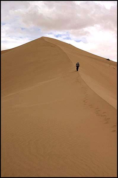 Ascenso a la duna mÃ¡s alta. Foto: HÃ©ctor BarrÃ³n