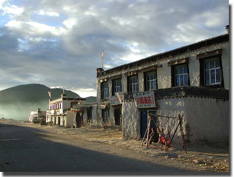 Tingri, la Ãºltima poblaciÃ³n antes del Cho Oyu. Foto: cosleyhouston.com