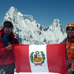 Cumbre del Nevado Pisco (5,752 m), en la Cordillera Blanca, Perú. En la foto Wilder y Eric con la bandera peruana. Foto Renzzo Leon Zubia