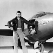 Chuck Yeager junto a su avión Bell X-1, en el que rompiera la barrera del sonido el 14 de octubre de 1947.