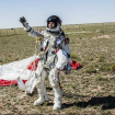 Baumgartner levanta los brazos tras haber aterrizado con éxito 39 kilómetros de atmósfera.  Foto: Cortesía de Red Bub Stratos