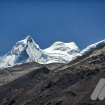 Tras las colinas del Huascarán se asoman algunos picos de los Huandoy. Foto: Carlos Rangel