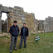 Incas modernos. Foto: Guardia del complejo arqueológico — con Sergio Ramirez Carrascal.