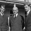 : Sir Edmund Hillary (a la izquierda) y George Lowe (derecha) con el gobernador general, Sir Willoughby Norrie, en la Casa de Gobierno en Wellington, después del ascenso al Everest. Foto tomada el 20 de agosto de 1953 por un fotógrafo de Evening Post.