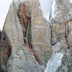 Foto de la cara oeste y la ruta. En color cian se ve la parte que aún no se escalaba para llegar a la cumbre.