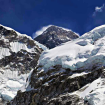 EL Everest se asoma a lo lejos, con su cumbre en lo alto de la pirámide. Foto: David Liaño