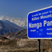 El letrero reza: Vea a su izquierda a la Montaña Asesina, el Nanga Parbat. El mismo día que tomé esa foto estaba sucediendo la matanza de montañistas en esa montaña.