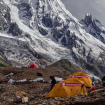 Estar bajo el K2 es estar en otro mundo. Montañas por todos lados.